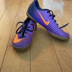 nike indoor soccer shoes size one worn once